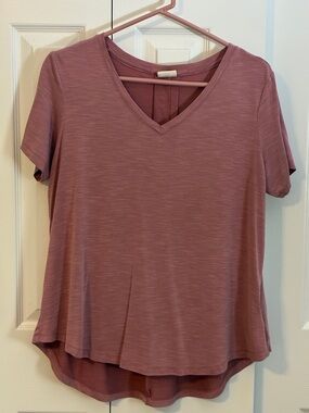 MOD REF Women’s V Neck Short Sleeve Flowing Mauve T Shirt- Size Large